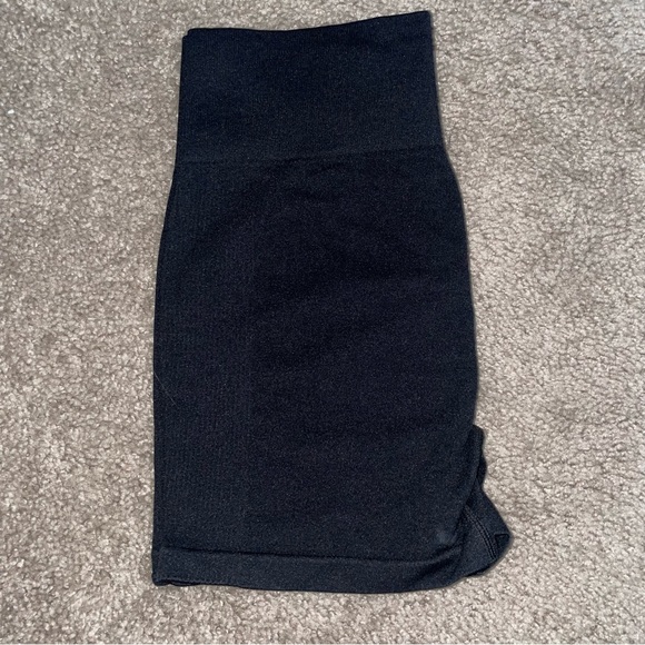 Waist Slimming Butt Lifting Workout Shorts in coal black Large - Picture 7 of 7